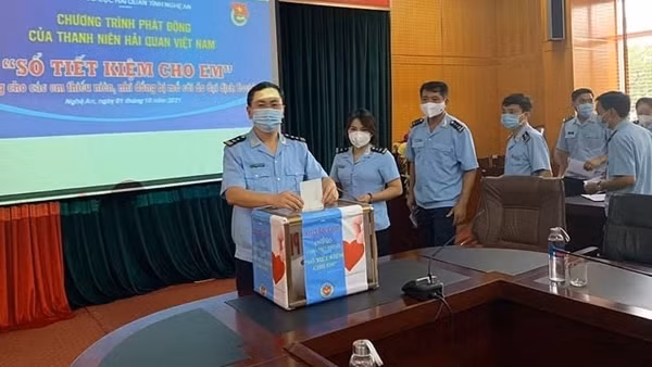 Tặng quà Tết và lì xì cho các em học sinh mồ côi do COVID-19 ảnh 3
