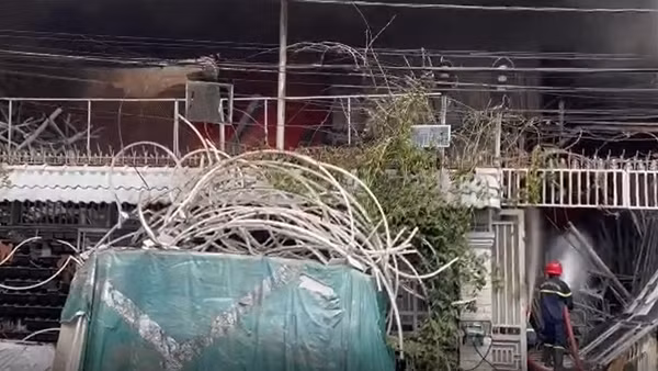 9 đơn vị Cảnh sát chữa cháy dập kho chứa nhựa cạnh ký túc xá ảnh 9