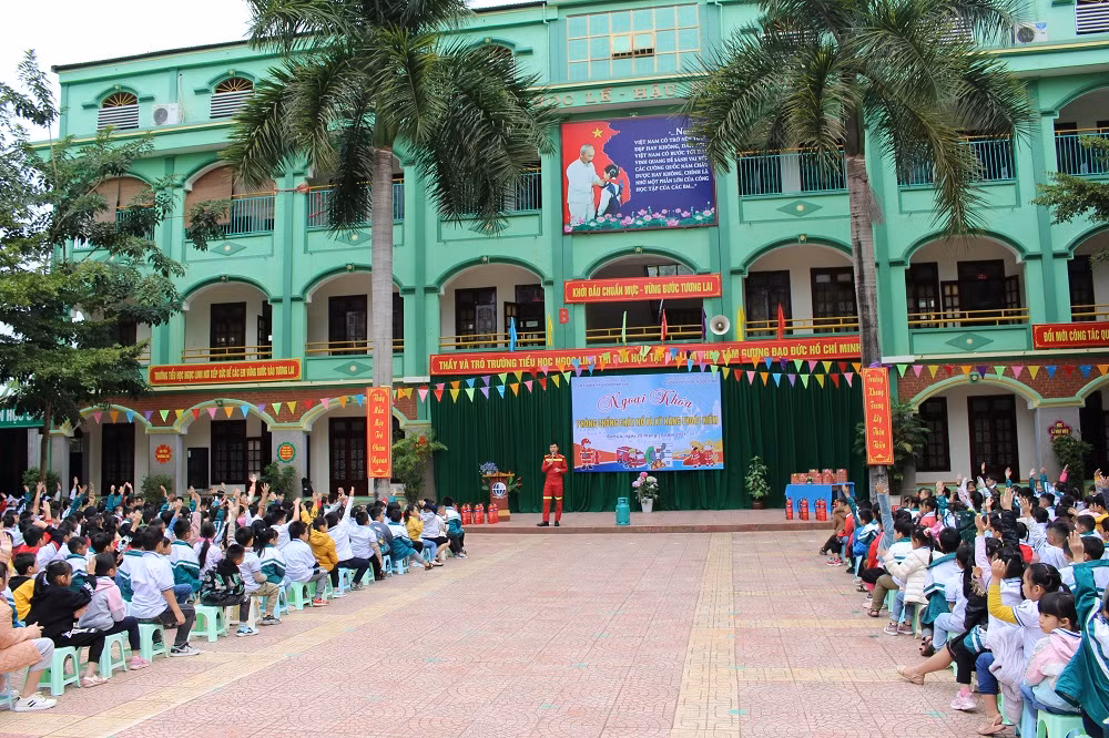Công an Sơn La tuyên truyền PCCC cho học sinh tiểu học -0