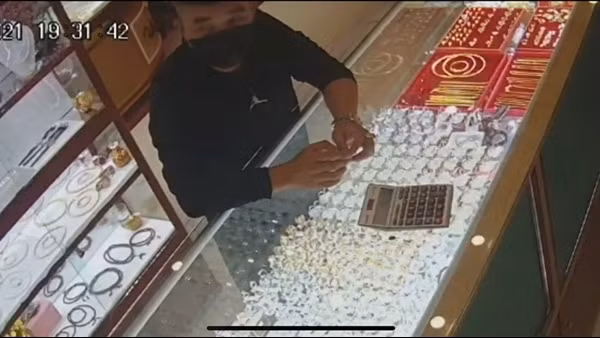 Tìm chủ sở hữu ghe gỗ khai thác khoáng sản trái phép ở Vĩnh Long ảnh 3