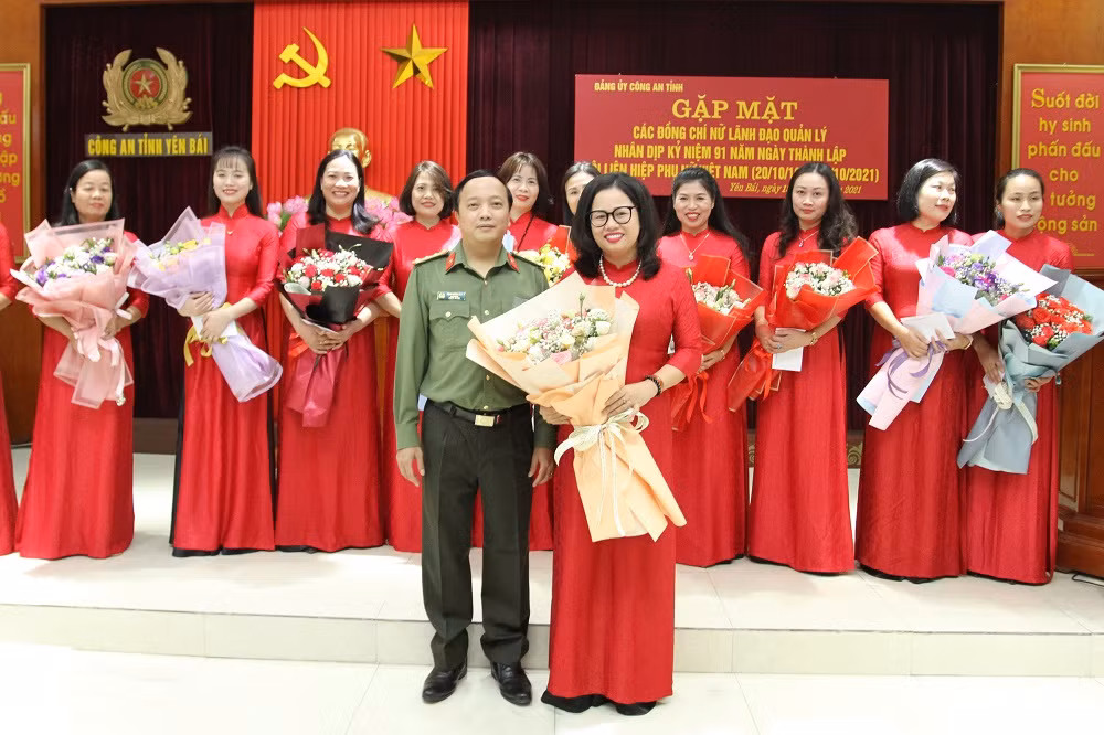 Đảng ủy Công an tỉnh Yên Bái: Gặp mặt các đồng chí nữ lãnh đạo quản lý nhân dịp kỷ niệm 91 năm Ngày thành lập Hội Liên hiệp Phụ nữ Việt Nam (20/10/1930 - 20/10/2021) -0