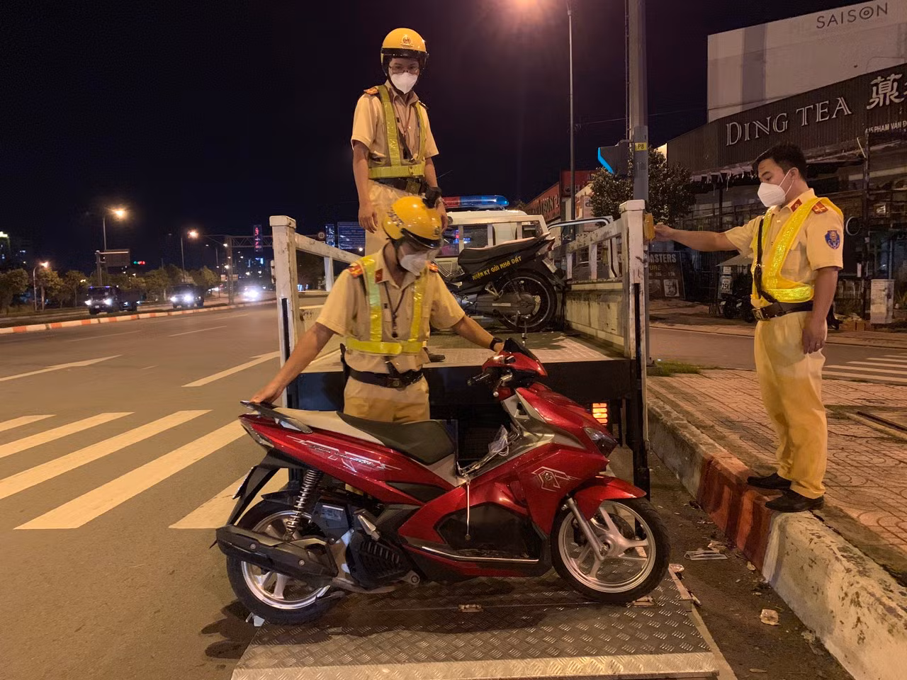 Ôm giấy phạt vì “quắc cần câu” khi quán nhậu được mở bán lại -1