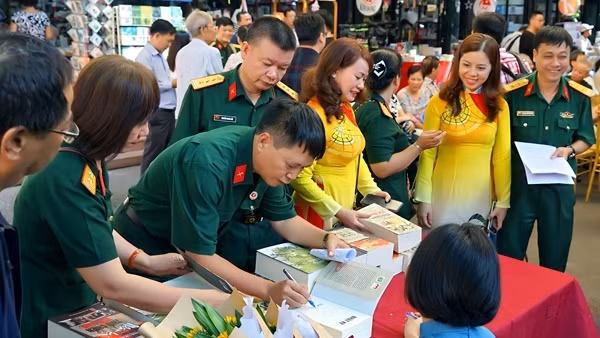 Nhà thơ Anh Ngọc - Nương cùng những niềm vui trần thế ảnh 2