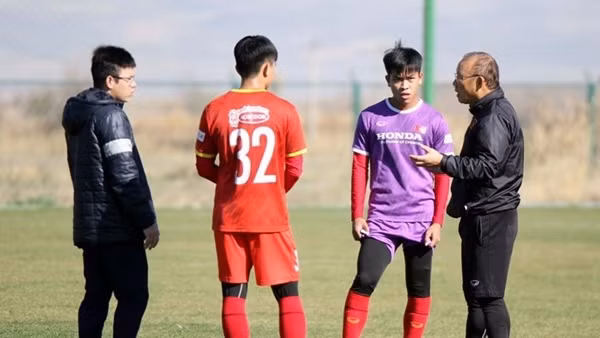 Thày Park phàn nàn về mặt sân sau trận thắng của U23 Việt Nam ảnh 4