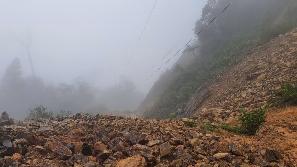 Xuất hiện nhiều điểm sạt lở mới trên đường Hồ Chí Minh qua địa bàn Thừa Thiên Huế -0
