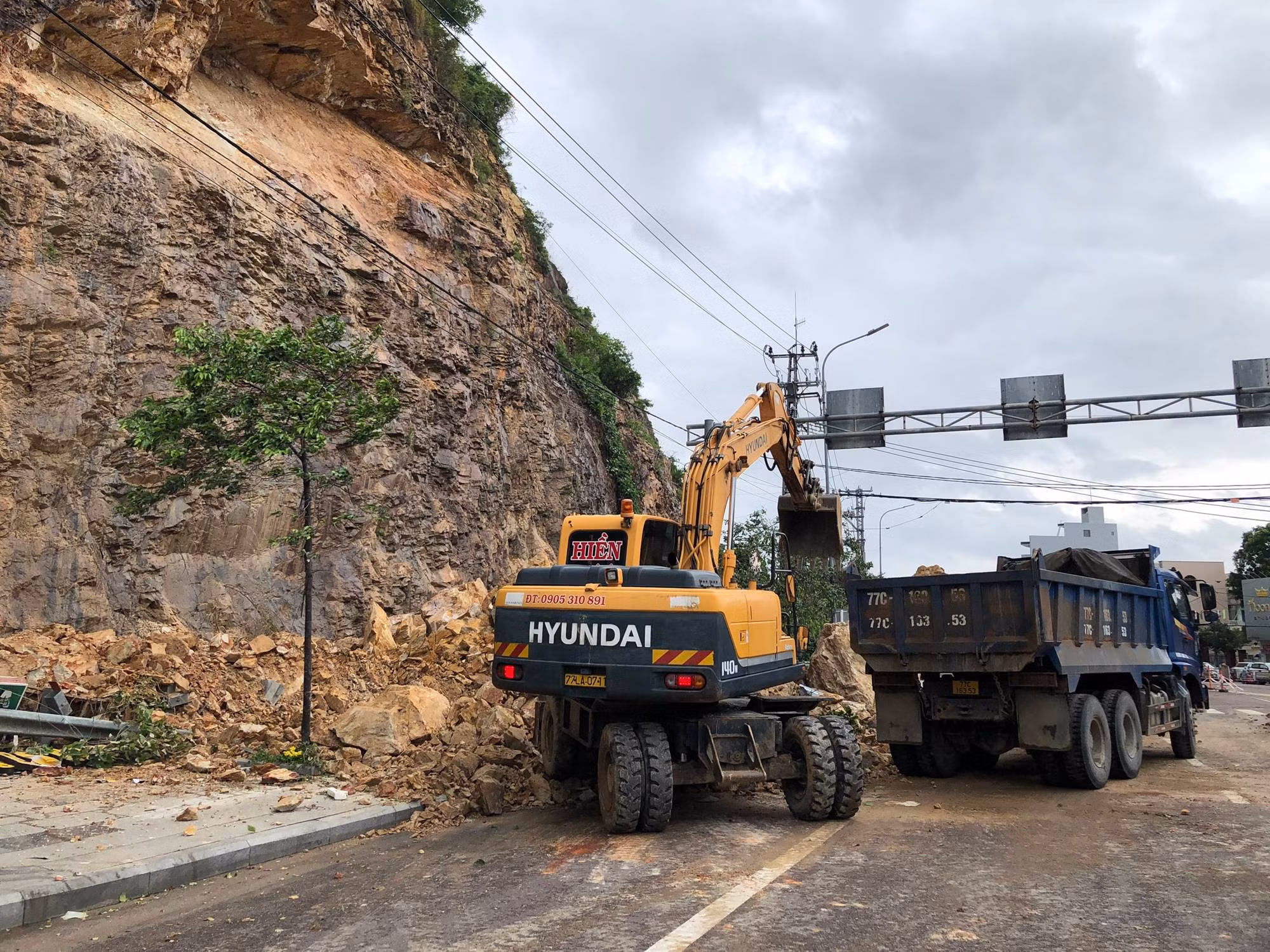 Khẩn trương khắc phục hiện trường sạt lở núi Bà Hỏa -1