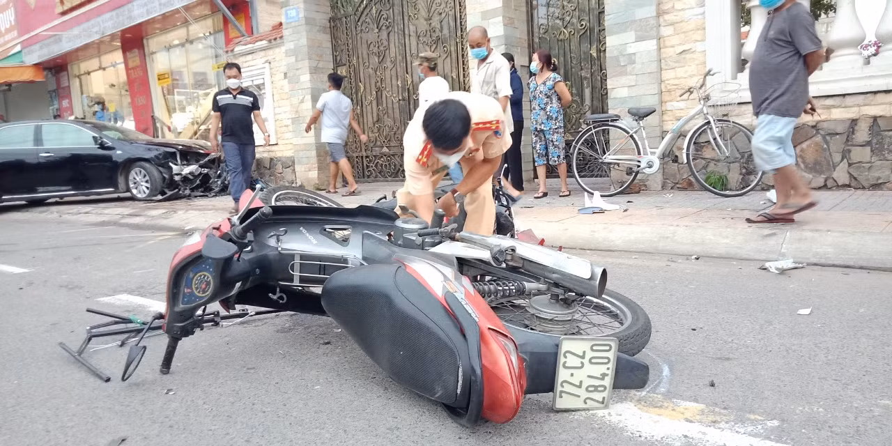 “Xế hộp” húc văng hàng loạt xe máy, nhiều người bị thương -1