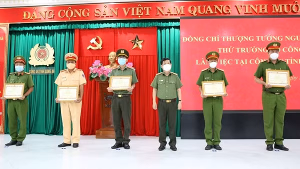 Khen thưởng nhiều tập thể, cá nhân có thành tích xuất sắc trong phòng, chống dịch ảnh 5