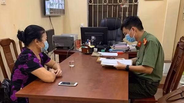 Xử phạt người phụ nữ tán phát tài liệu về Pháp luân công