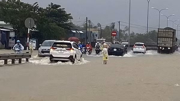Lũ tràn qua QL1A, CSGT làm “cọc tiêu sống” hướng dẫn giao thông