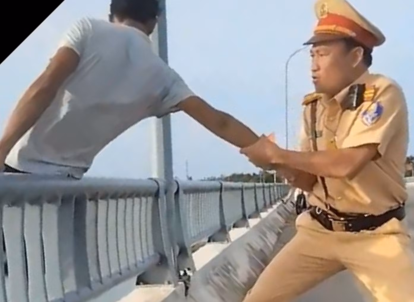 Đang tuần tra trên đường, CSGT kịp thời cứu người đàn ông định nhảy cầu tự tử -0
