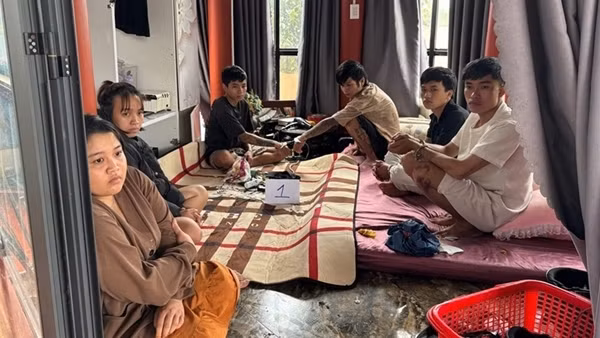 Chủ vắng nhà, 6 nam nữ tổ chức sử dụng ma túy
