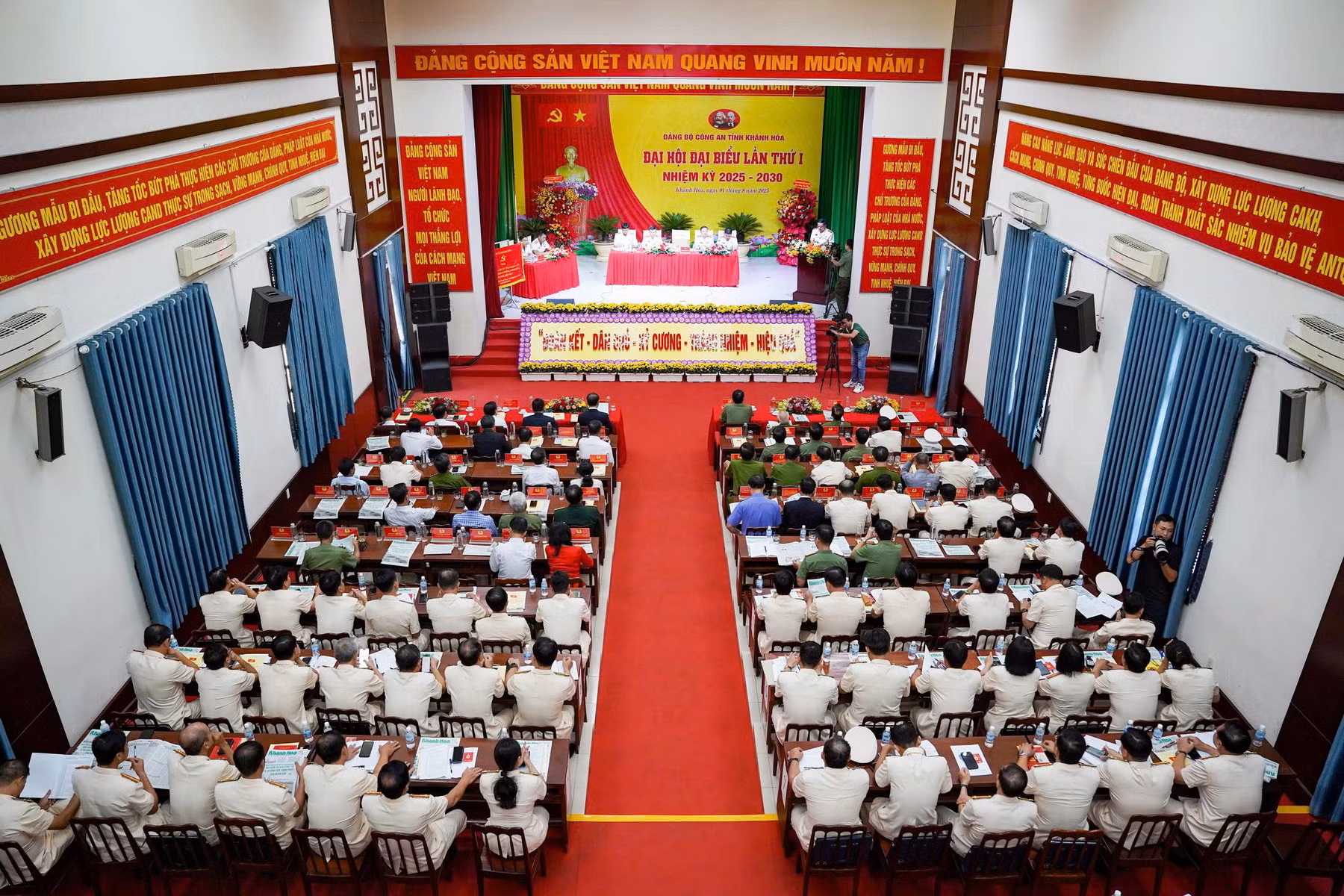 Thứ trưởng Lê Quốc Hùng dự Đại hội Đảng bộ Công an tỉnh Khánh Hòa lấn thứ nhất, nhiệm kỳ 2025-2030 -0