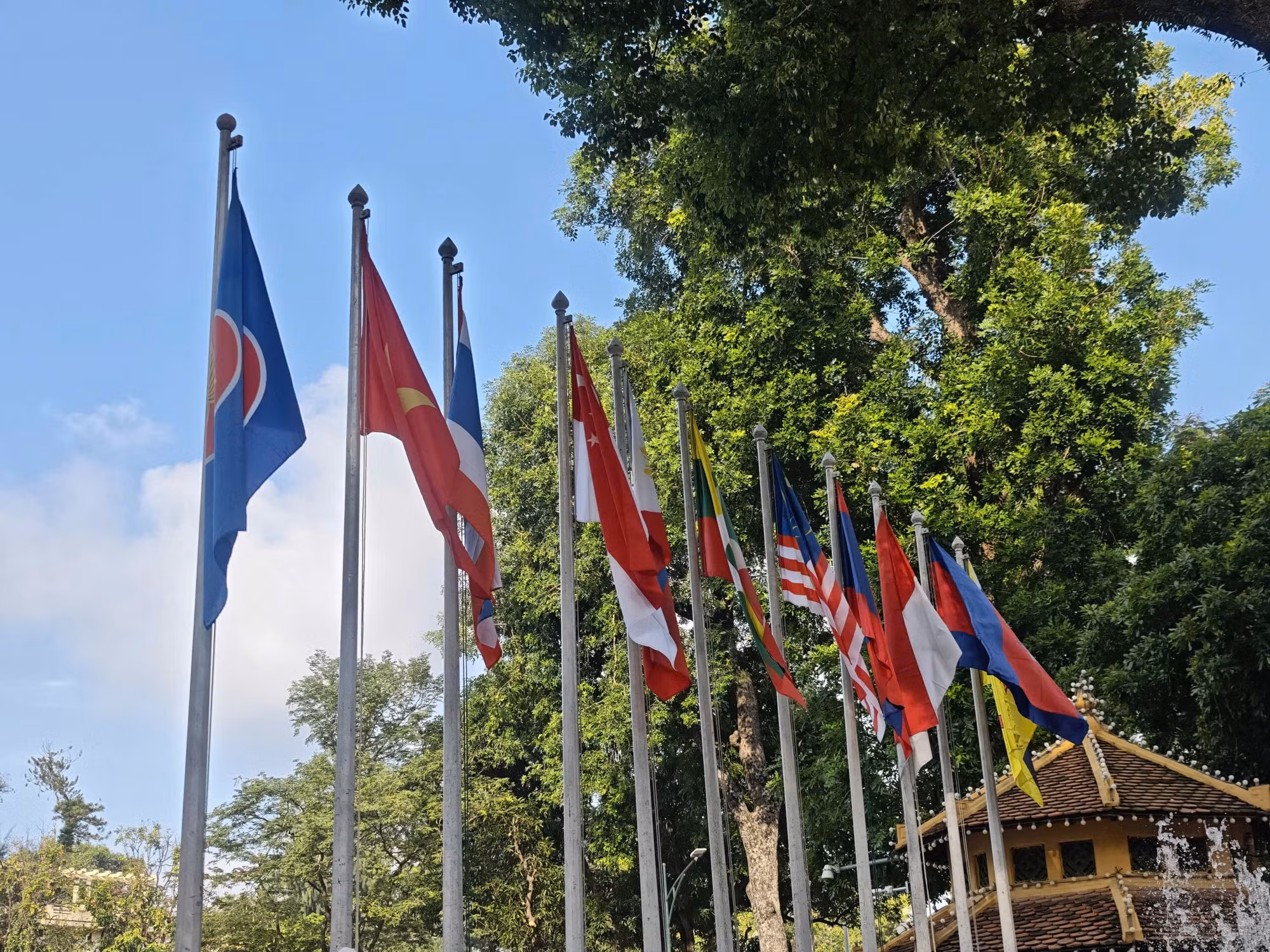 Trang trọng lễ thượng cờ kỷ niệm 58 năm Ngày thành lập ASEAN -0