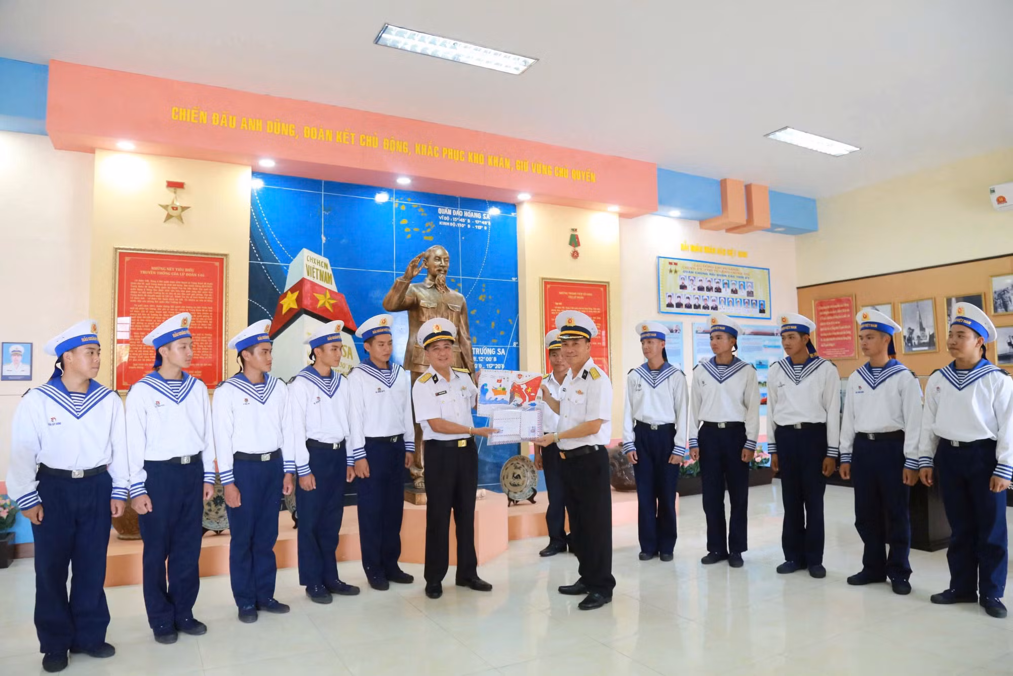 Trao hàng trăm lá thư của học sinh một trường tiểu học ở Hà Nội gửi bộ đội Trường Sa -0