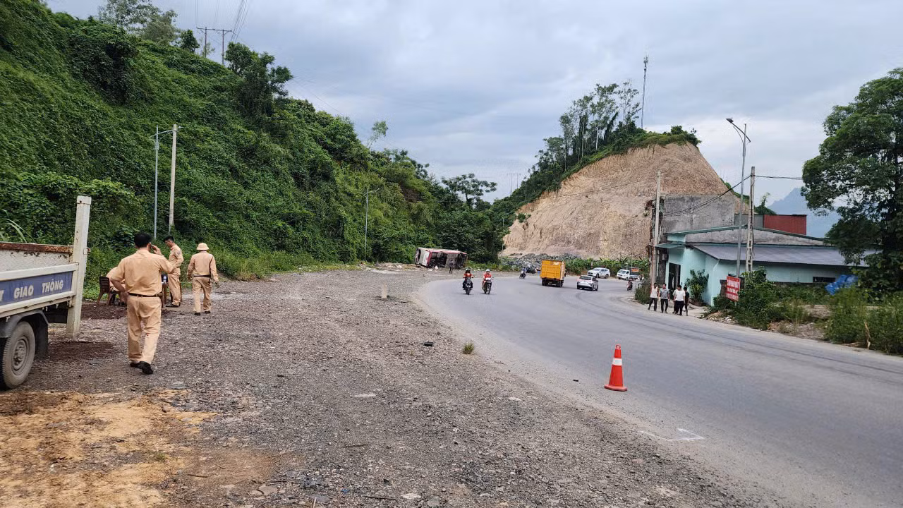 Lật xe khách trên Dốc Cun khiến một người tử vong -0