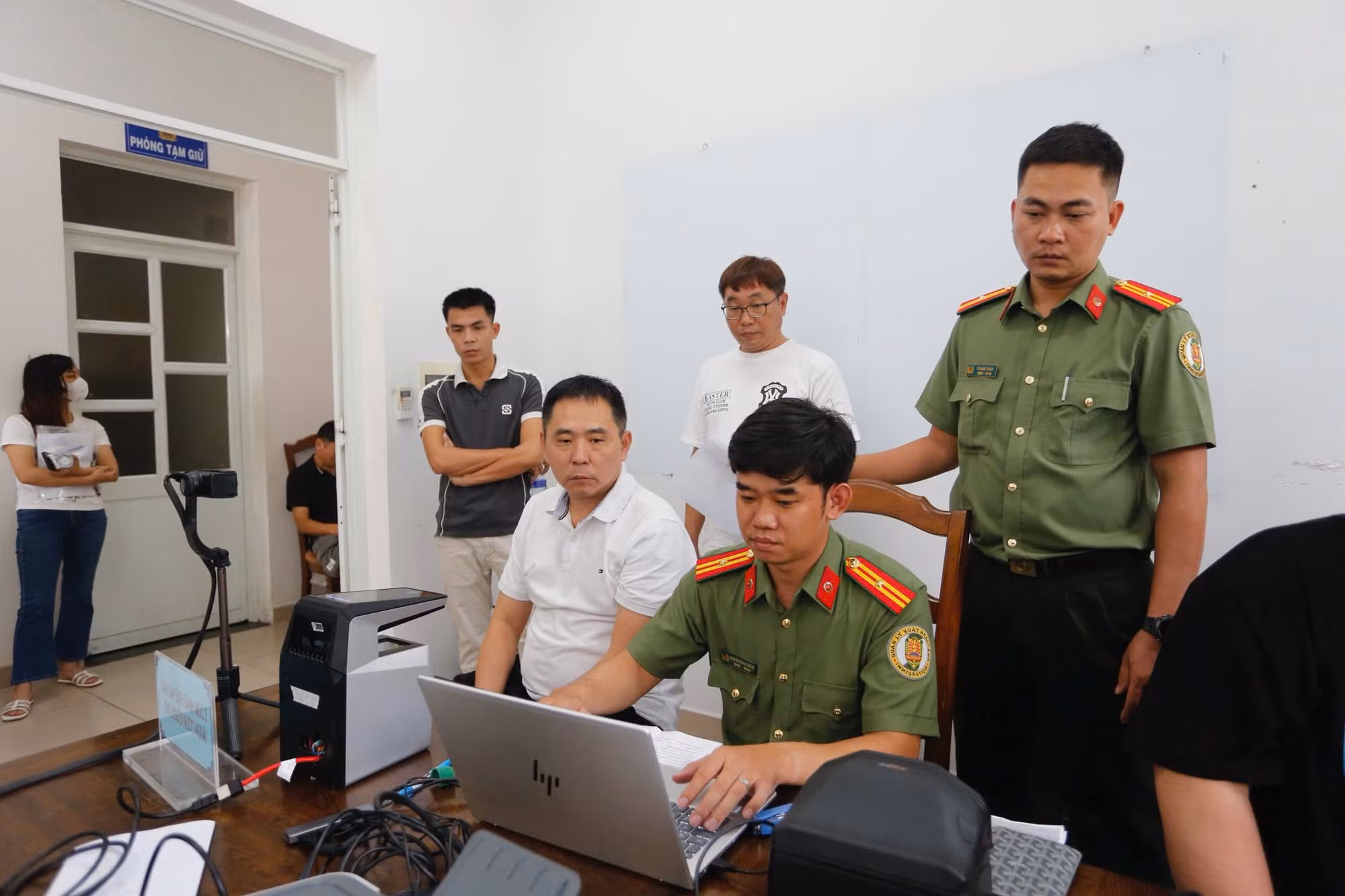 Ngày cuối tuần, Công an đến tận nơi làm việc để cấp định danh điện tử cho người nước ngoài -1