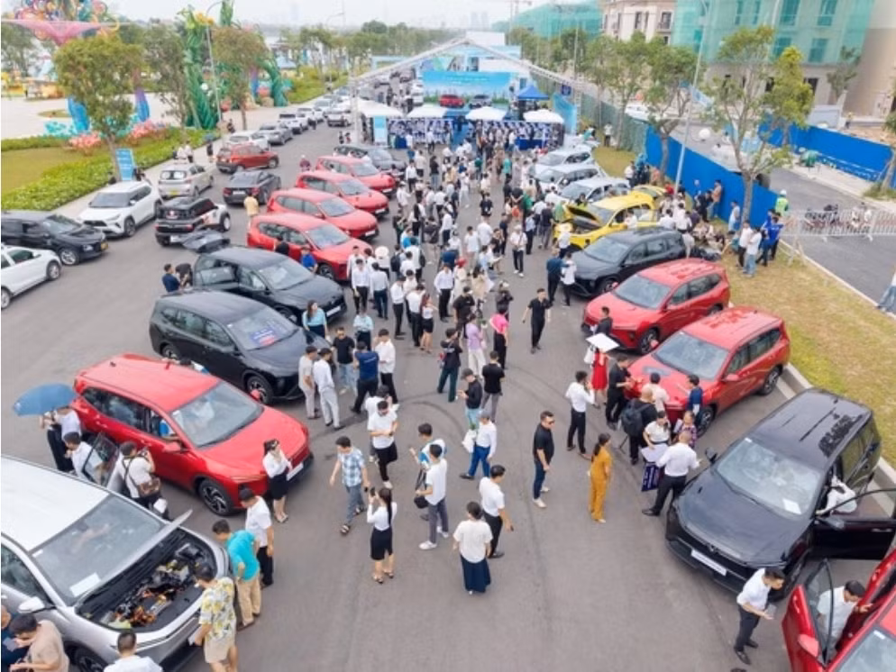 VinFast bàn giao lô xe Limo Green đầu tiên cho khách hàng -0