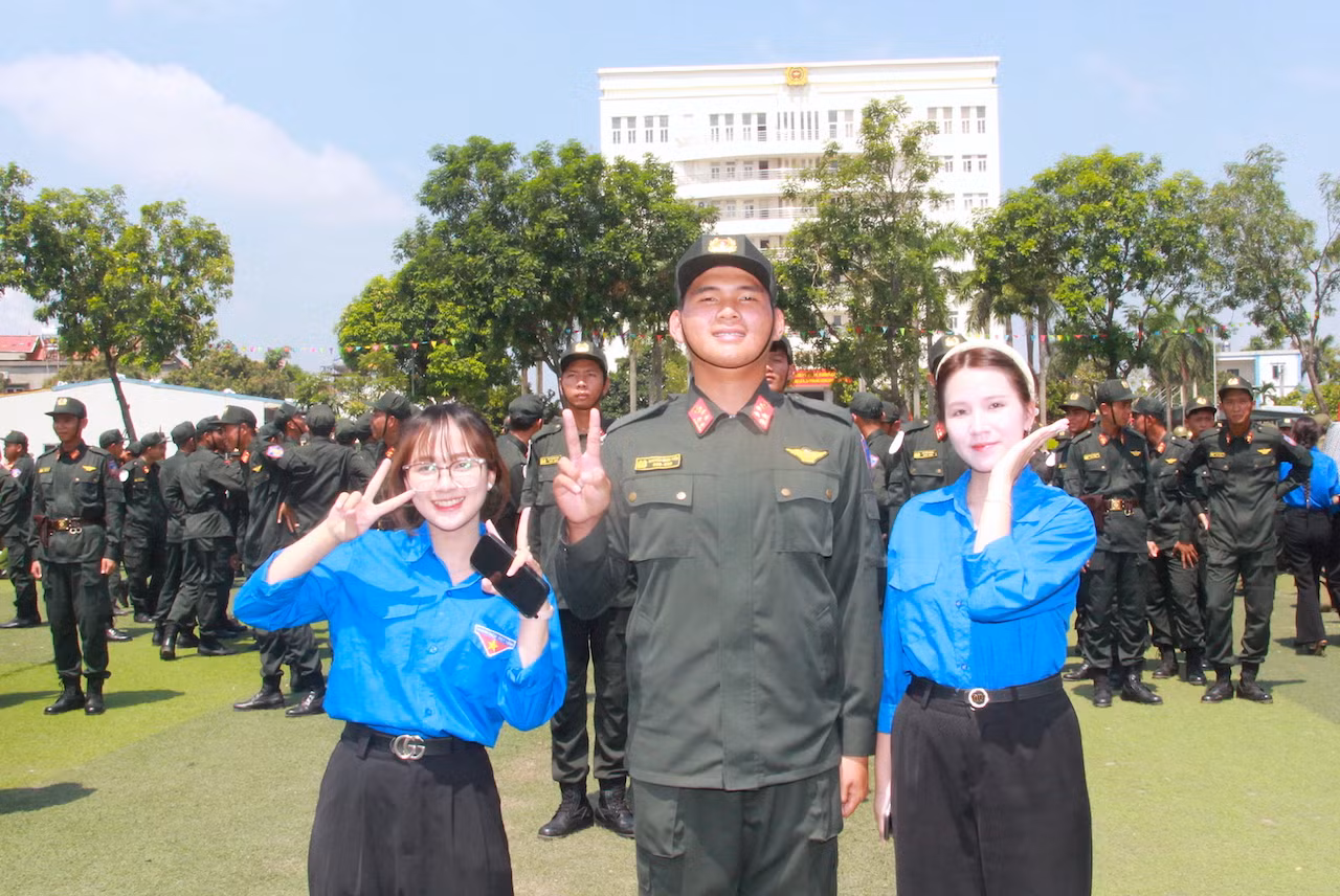 Tình cảm nồng ấm của Cảnh sát cơ động và tuổi trẻ Thủ đô chào đón hơn 800 CBCS A80 -1