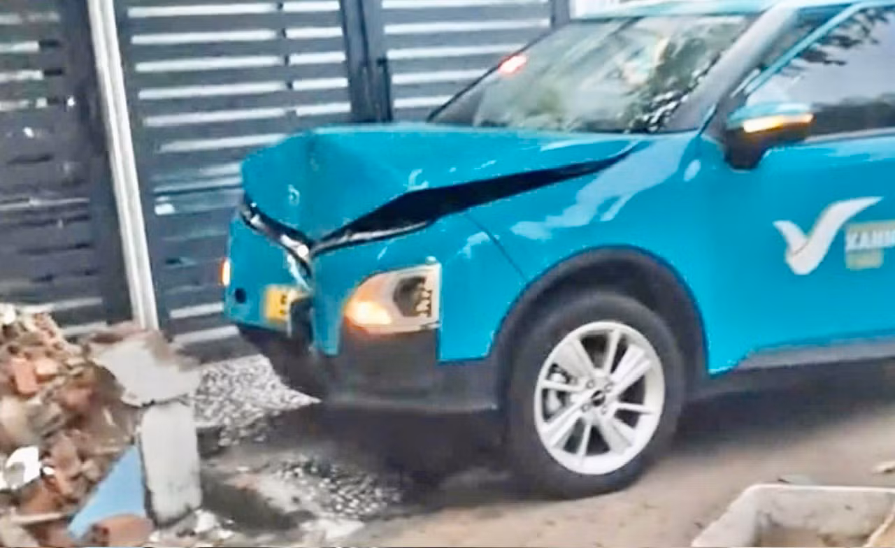 Tài xế xe taxi công nghệ tông sập tường rào nhà dân còn cầm dao đe dọa -0