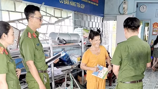Công an xã đồng hành, hỗ trợ người dân phát triển kinh tế