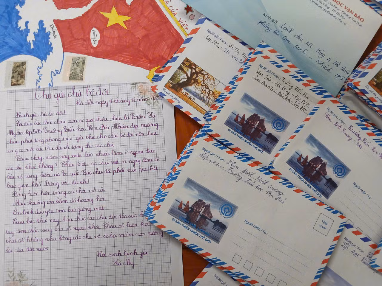 Trao hàng trăm lá thư của học sinh một trường tiểu học ở Hà Nội gửi bộ đội Trường Sa -0