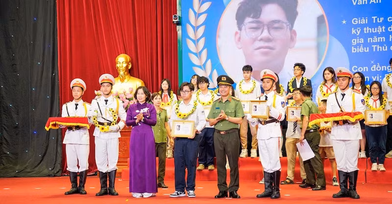 Tuyên dương 834 học sinh tiêu, xuất sắc là con em cán bộ, chiến sĩ Công an Hà Nội -0