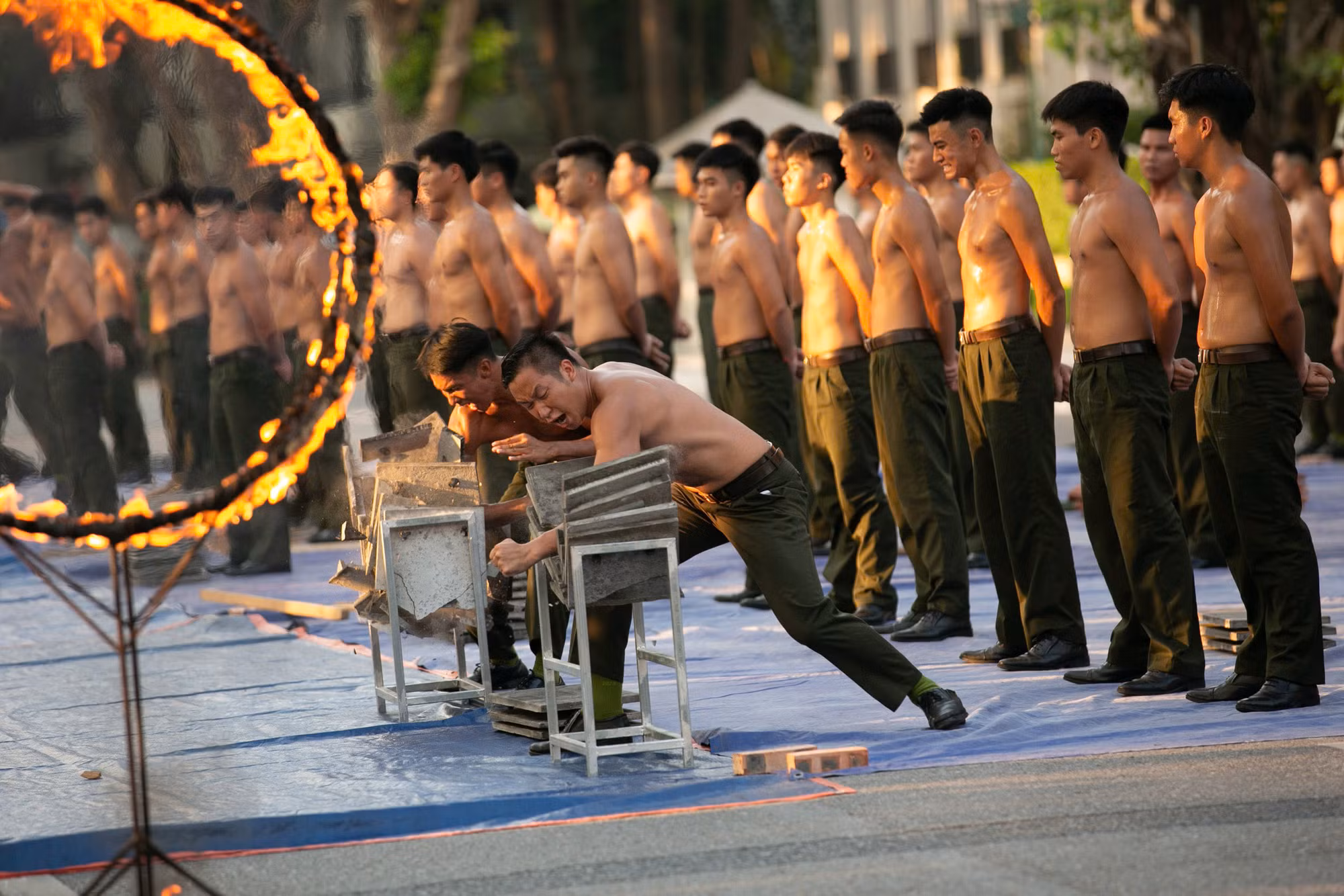 Lực lượng Cảnh vệ CAND biểu diễn bên bờ Hồ: Kịch tính, mãn nhãn, đầy phấn khích -1