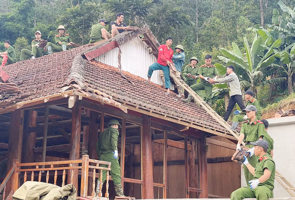 Lực lượng&nbsp;Công an hỗ trợ người dân khắc phục hậu quả mưa lũ -0