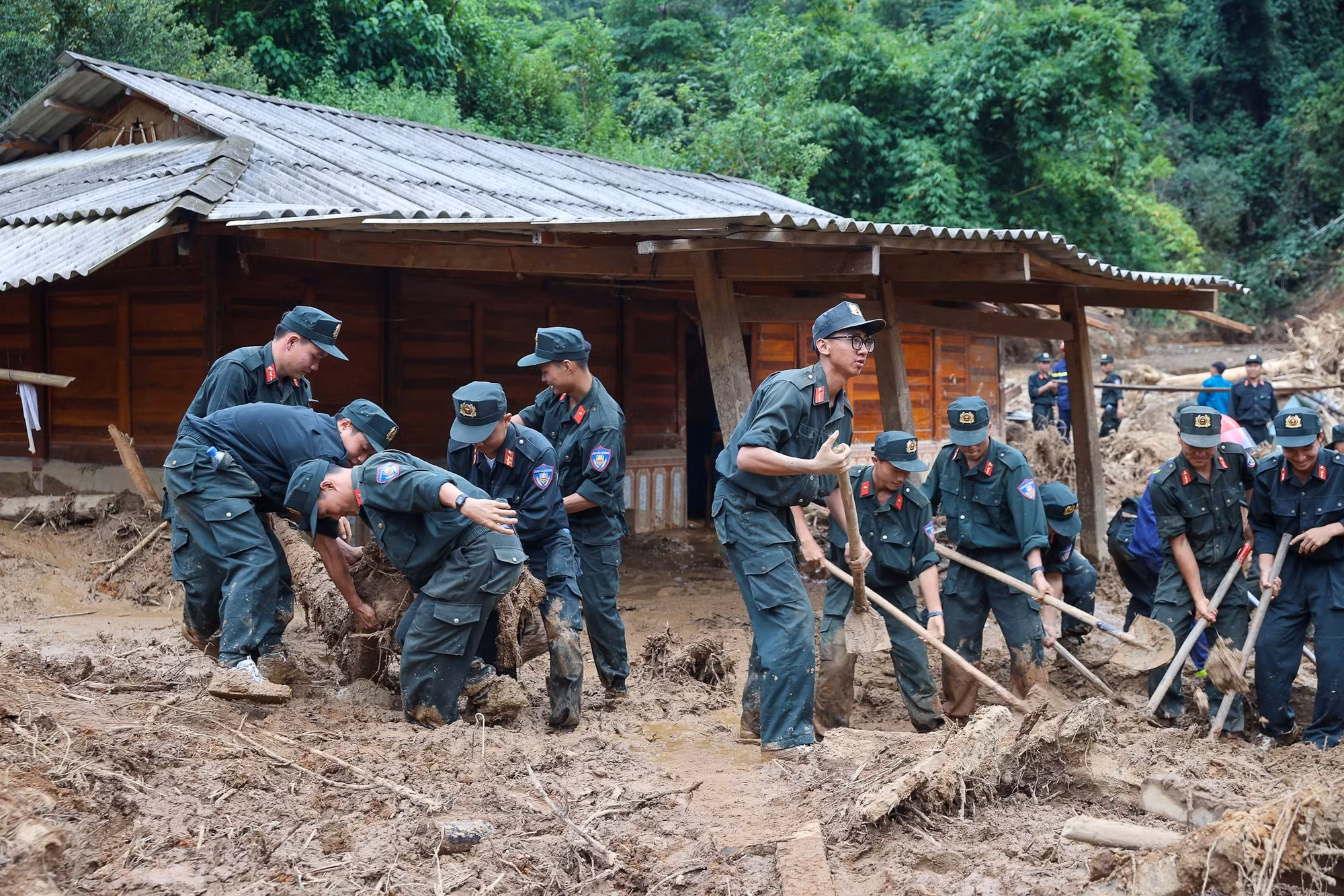 Thủ tướng tới Điện Biên, thăm hỏi người dân, chỉ đạo khắc phục hậu quả thiên tai nặng nề -0