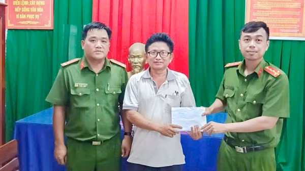 Công an phường xác minh, trao trả tài sản cho người đánh rơi