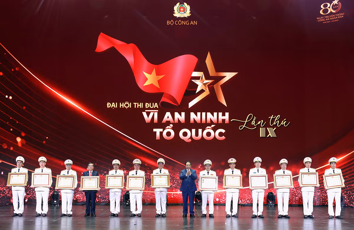 Biến phong trào thi đua thành sức mạnh vĩ đại giữ gìn non sông gấm vóc muôn đời bền vững -0