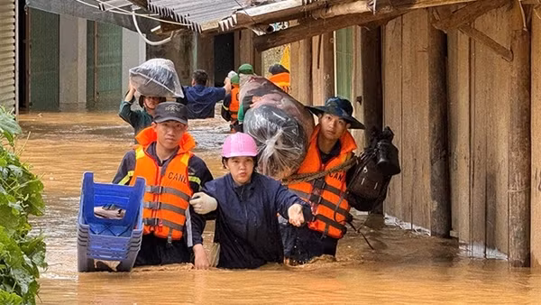 Công an Sơn La dầm mình trong nước giúp dân chống lũ