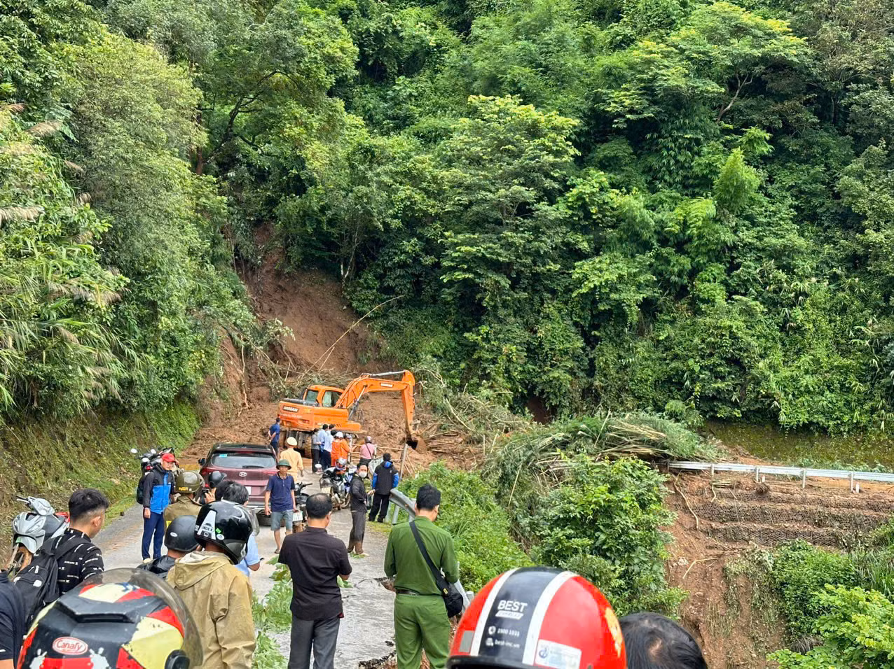 Công an Điện Biên vượt lũ dữ, cứu dân -0