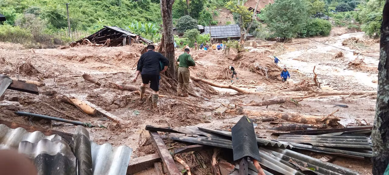 Công an Điện Biên vượt lũ dữ, cứu dân -0