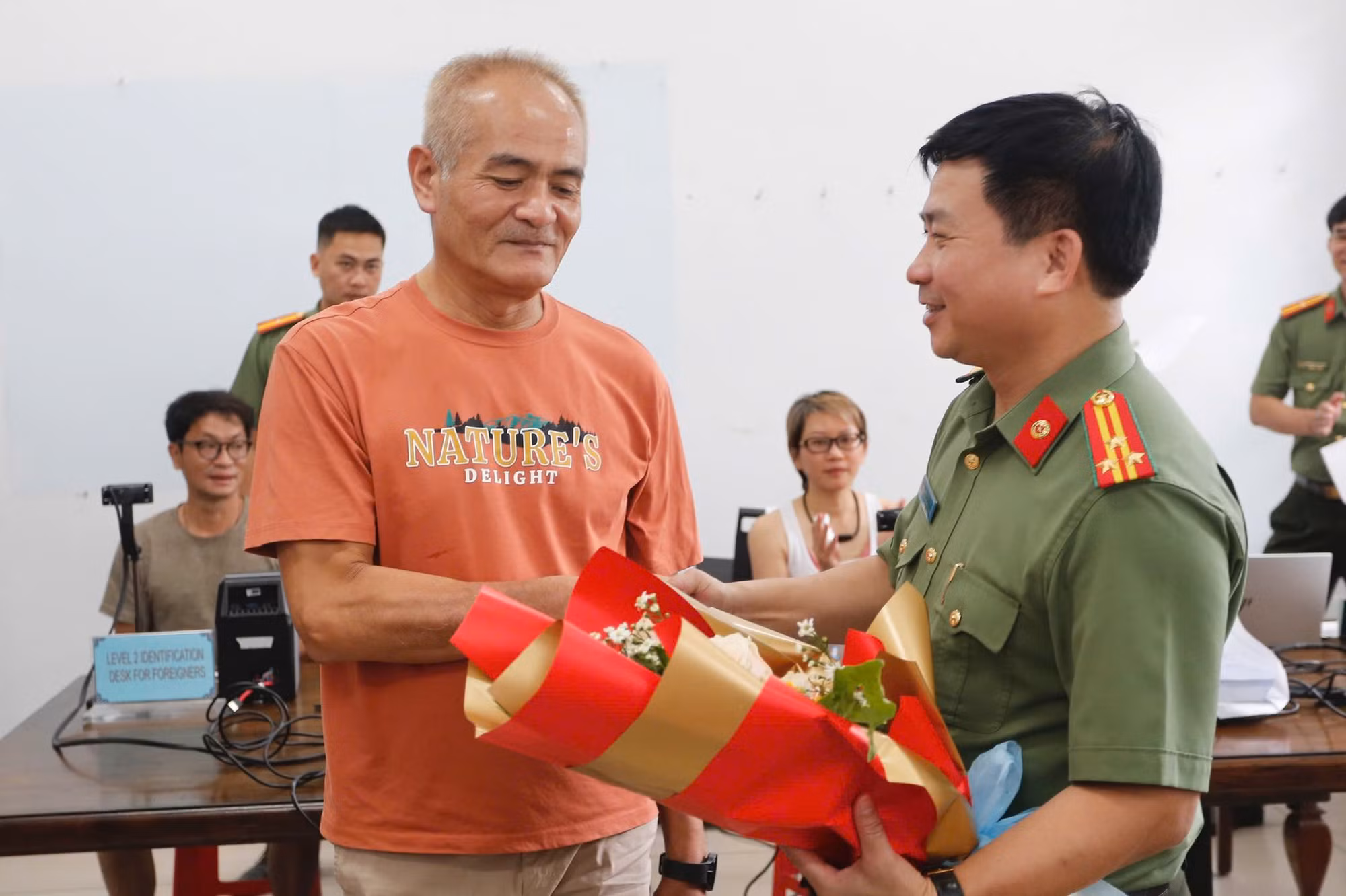 Ngày cuối tuần, Công an đến tận nơi làm việc để cấp định danh điện tử cho người nước ngoài -1