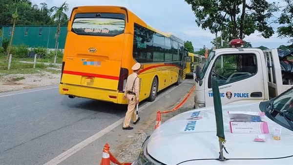 Từ đường dây nóng, xử phạt 2 xe khách chở quá người 140 triệu đồng