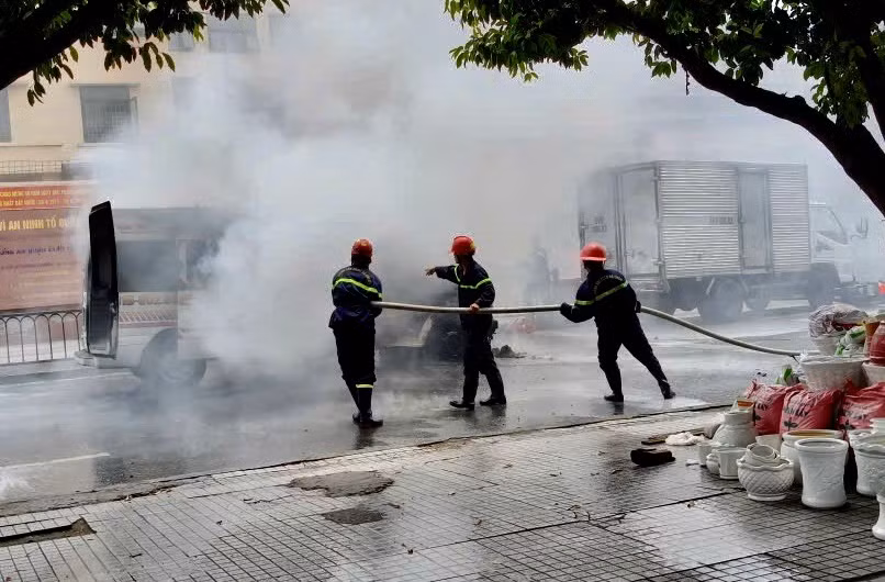 Bác thông tin sai lệch mà mạng xã hội đăng tải về lực lượng PCCC trong vụ cháy xe 16 chỗ -1