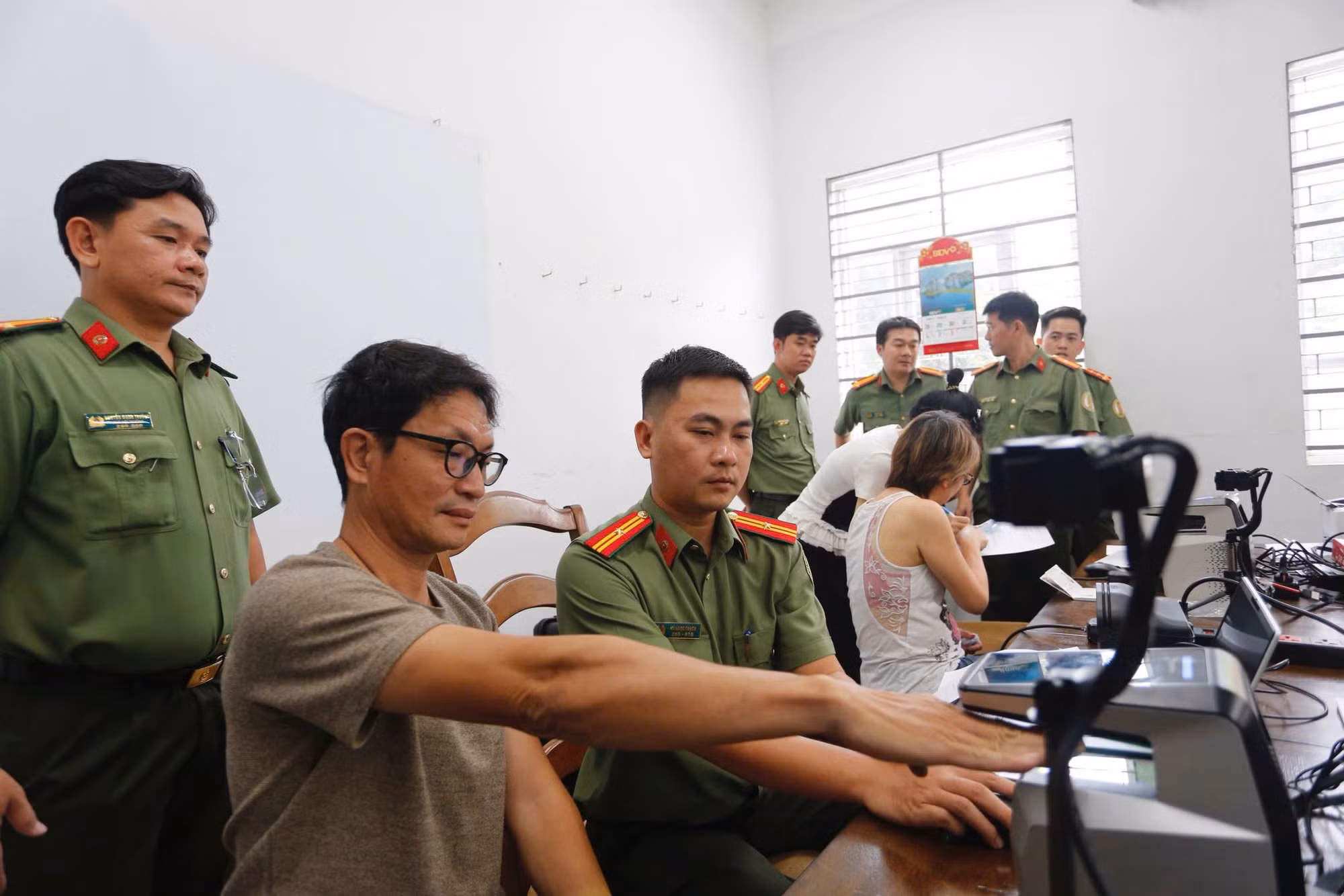 Ngày cuối tuần, Công an đến tận nơi làm việc để cấp định danh điện tử cho người nước ngoài -2