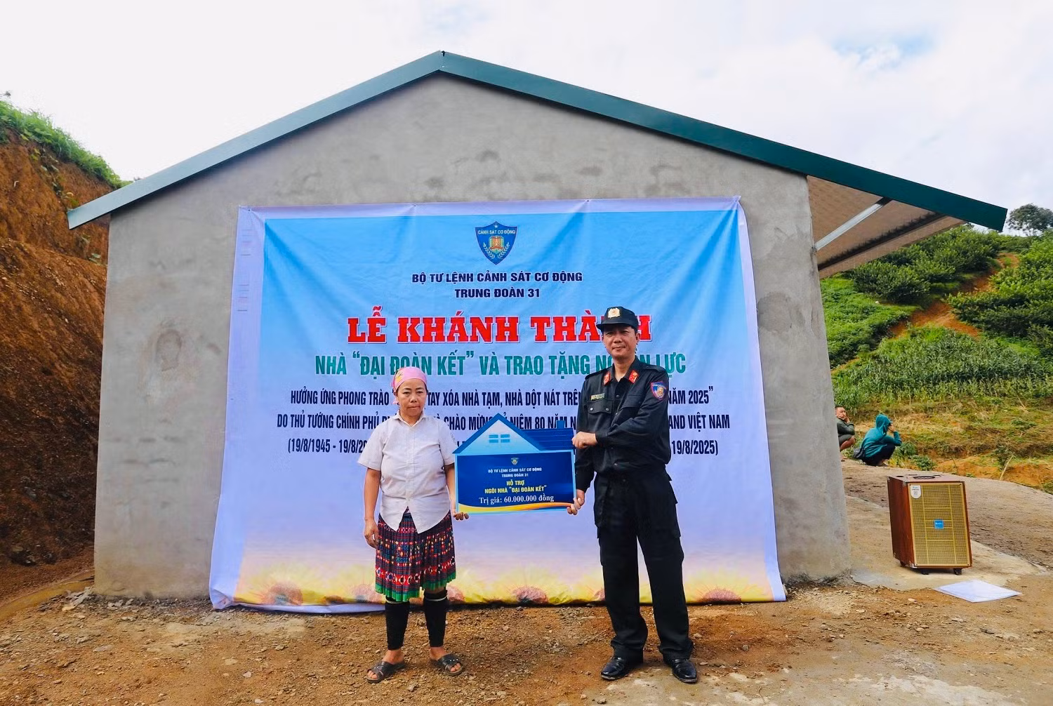 Bộ Tư lệnh Cảnh sát cơ động tặng nhà đại đoàn kết cho người dân nghèo ở Lóng Phiêng, Sơn La -0