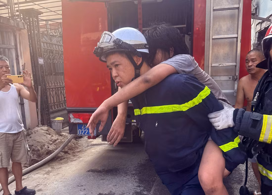 Cảnh sát PCCC kịp thời giải cứu 3 người mắc kẹt trong vụ hỏa hoạn tại phường Bồ Đề -0
