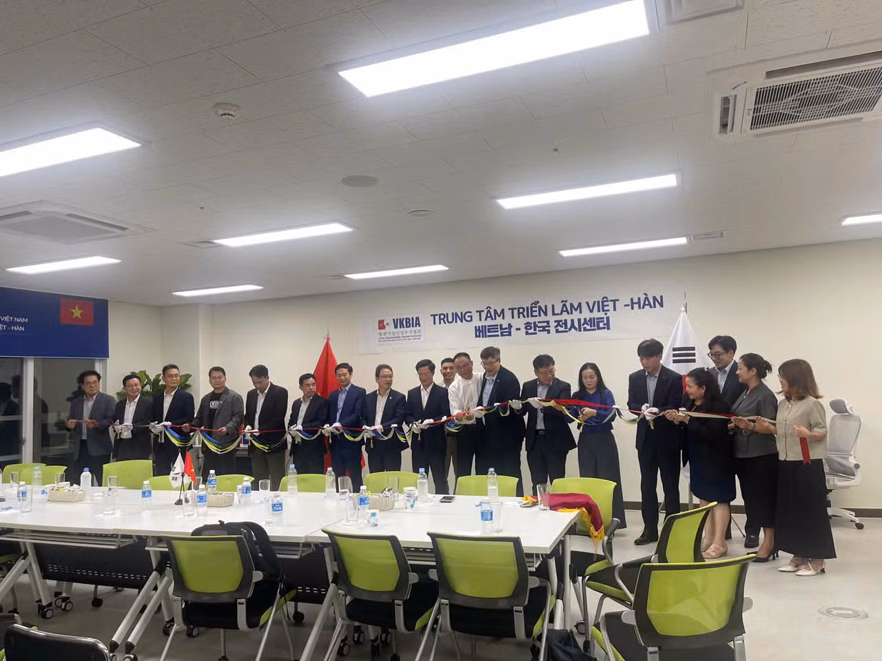 Chủ tịch Đỗ Văn Chiến và đoàn cấp cao Ủy ban Trung ương Mặt trận Tổ quốc Việt Nam làm việc với Hiệp hội VKBIA -0