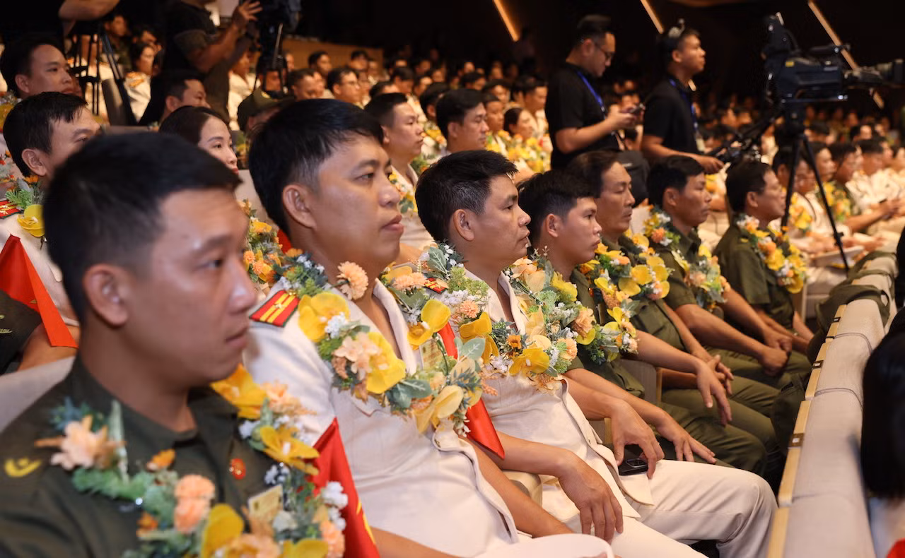 Biến phong trào thi đua thành sức mạnh vĩ đại giữ gìn non sông gấm vóc muôn đời bền vững -1
