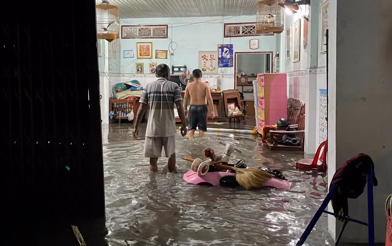 Mưa lớn, đường ngập nhiều người tan làm nhiều giờ vẫn chưa về đến nhà -1