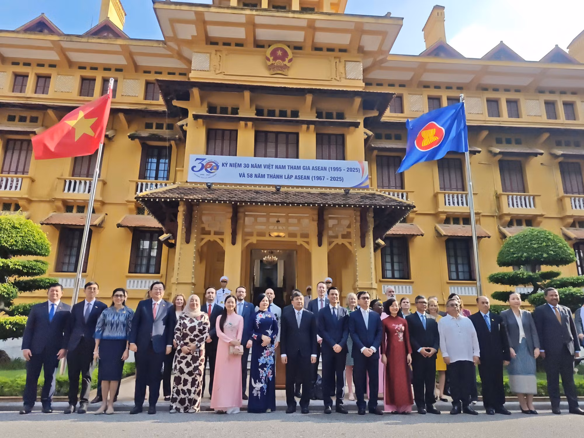 Trang trọng lễ thượng cờ kỷ niệm 58 năm Ngày thành lập ASEAN -0