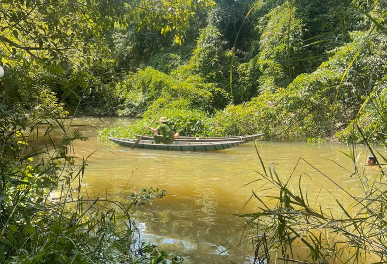 Bị la mắng vì nghiện điện thoại nghịch tử đâm mẹ ruột bị thương rồi tự vẫn -0
