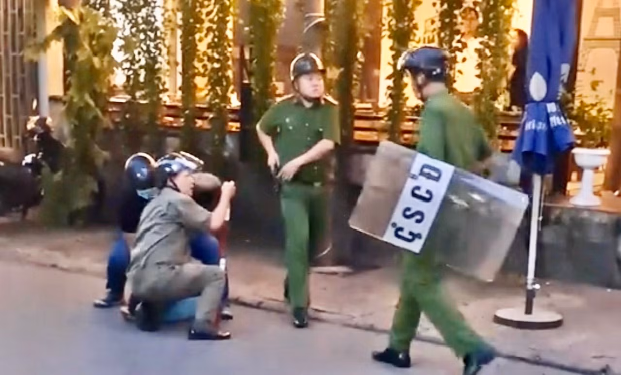 Lời khai của tài xế taxi công nghệ tông sập tường rào nhà dân, rút dao đe dọa hành khách -0