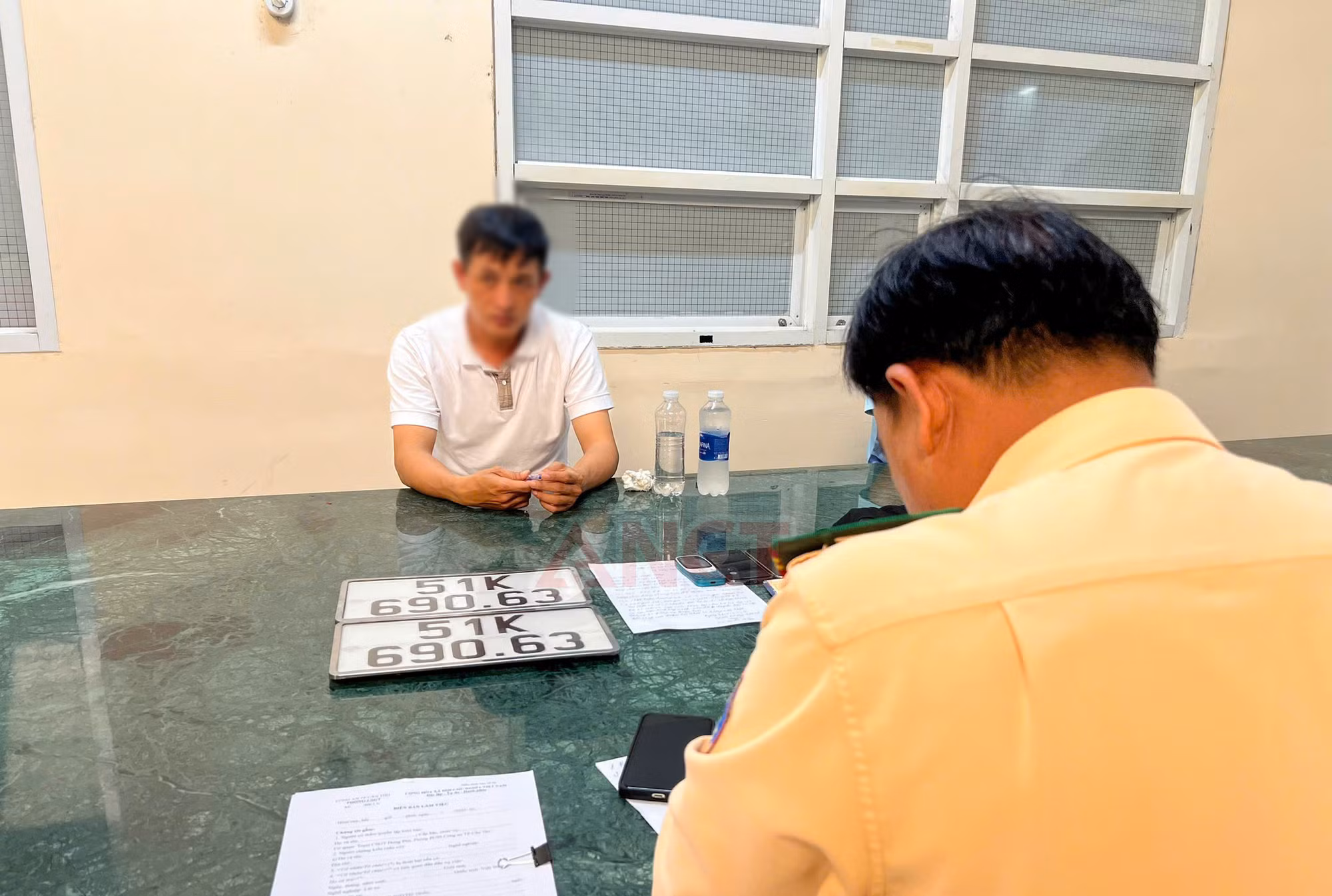 Bắt quả tang đối tượng vận chuyển 6.500 bao thuốc lậu -0