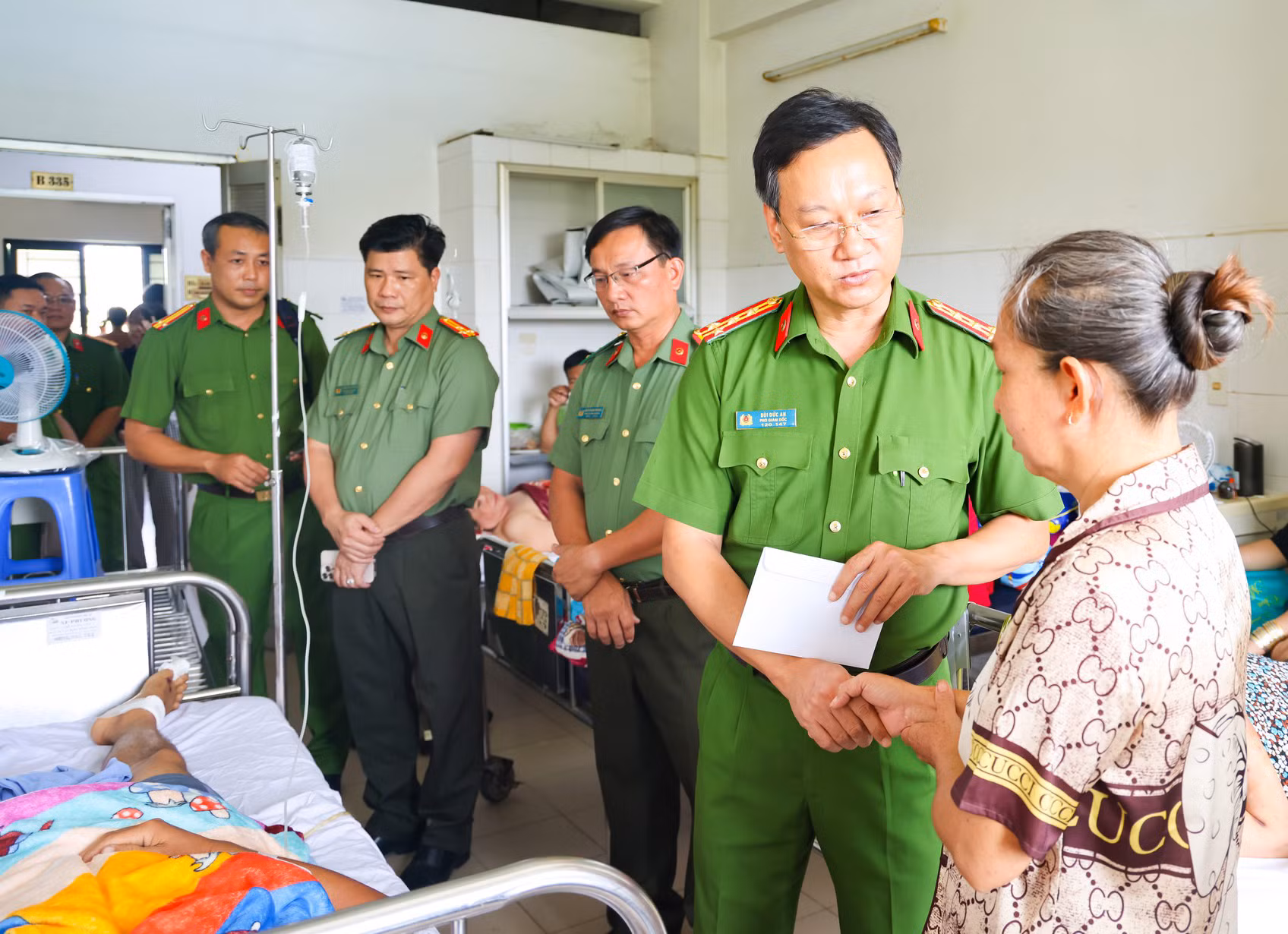 Thăm hỏi, động viên tổ viên bảo vệ ANTT cơ sở bị thương khi làm nhiệm vụ -0
