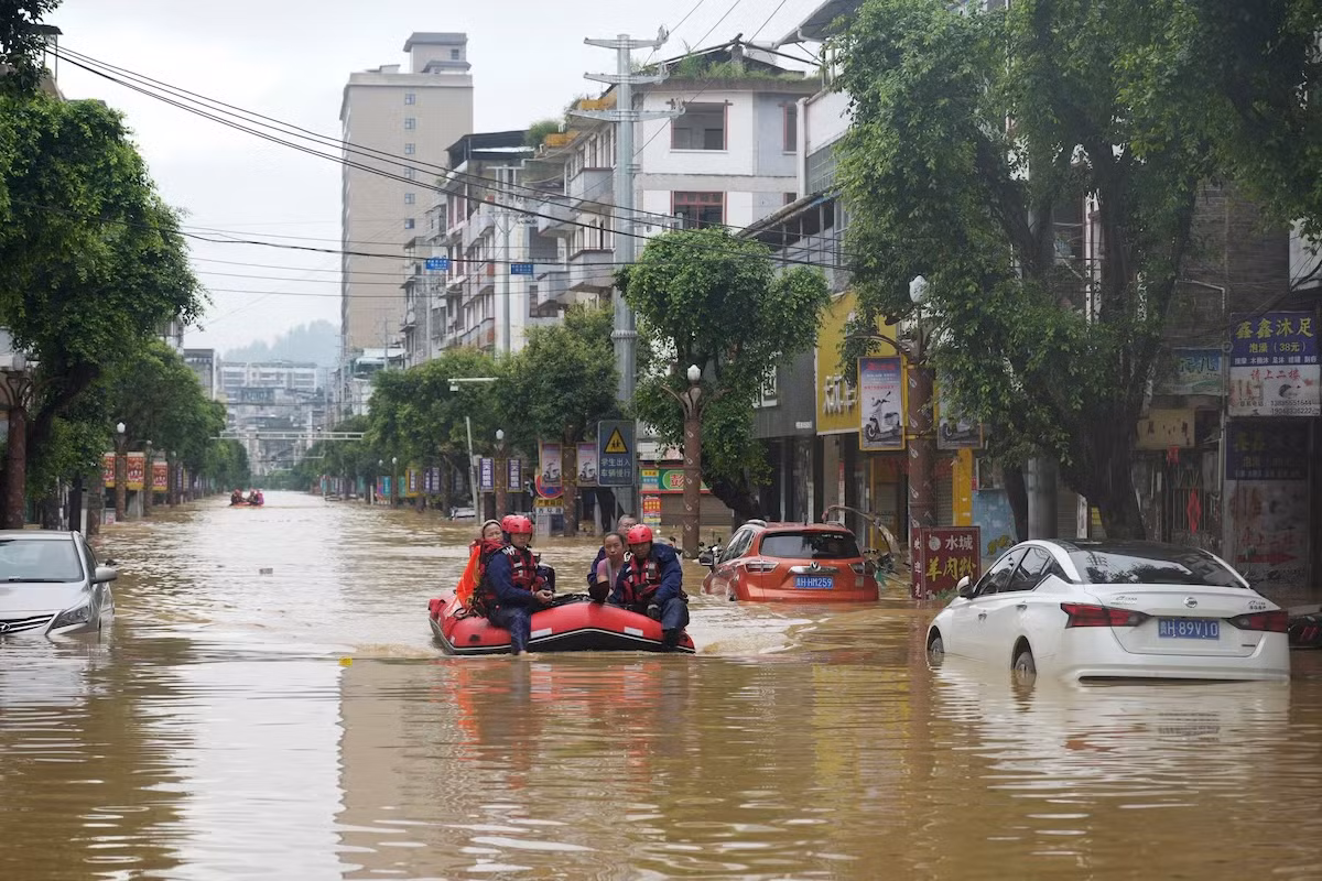 Bắc Kinh sơ tán hơn 82.000 dân, phát cảnh báo bão cao nhất -0